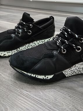 Steve Madden Cliff Pieced Leather Sneakers in a Black Multi colorway